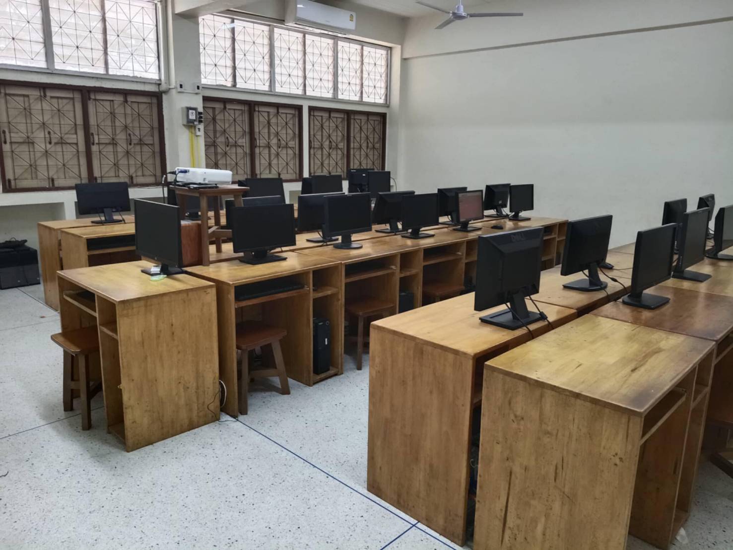 Download free bootstrap 4 landing page, free boootstrap 4 templates, Download free bootstrap 4.1 landing page, free boootstrap 4.1.1 templates, meyawo Landing page